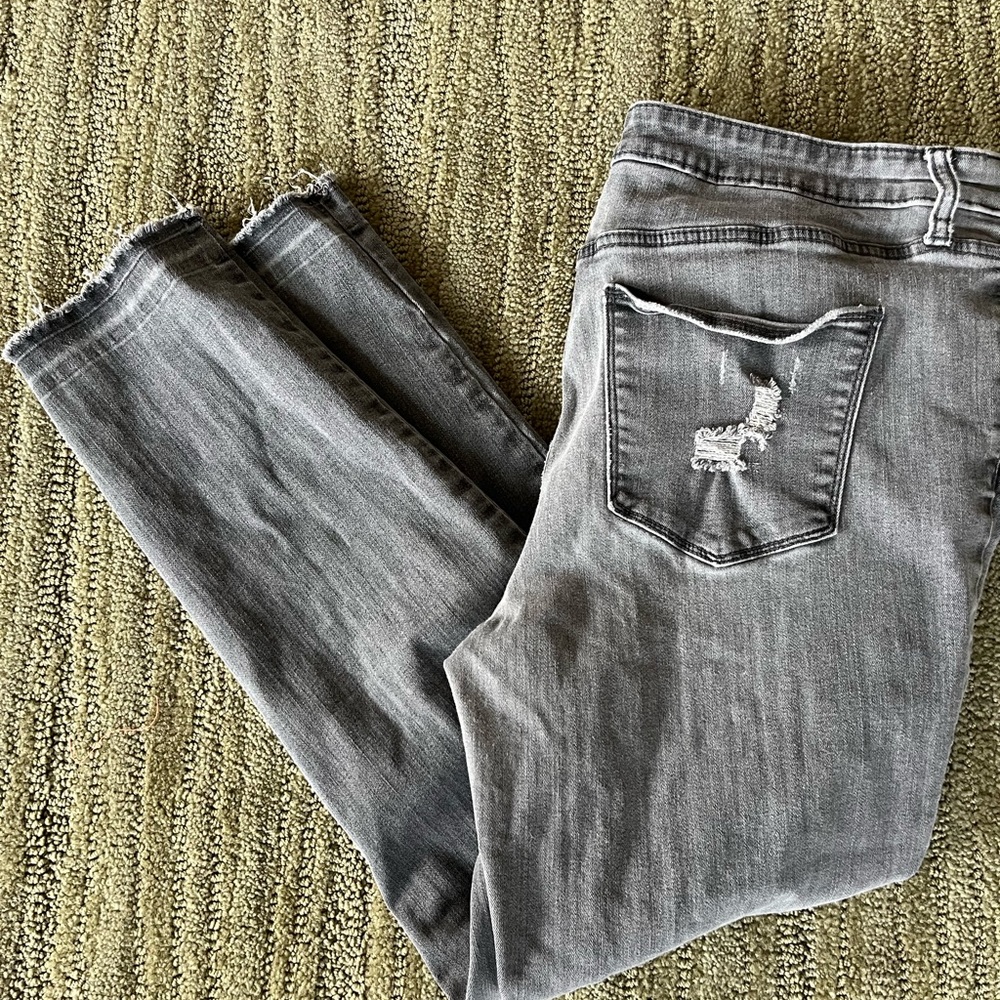 NWOT Universal Threads distressed gray jeans Size 16